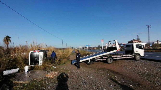 Hafif Ticari Araç Takla Attı: 3 Yaralı