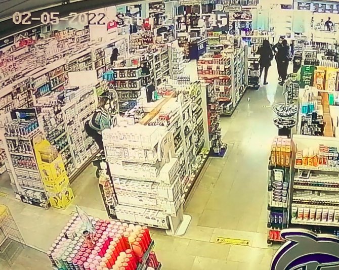 İ̇şyerinden 600 Tl Değerinde Diş Fırçası Çalan Genç Kız, Başka Bir Müşterinin Dikkati İle Yakalandı