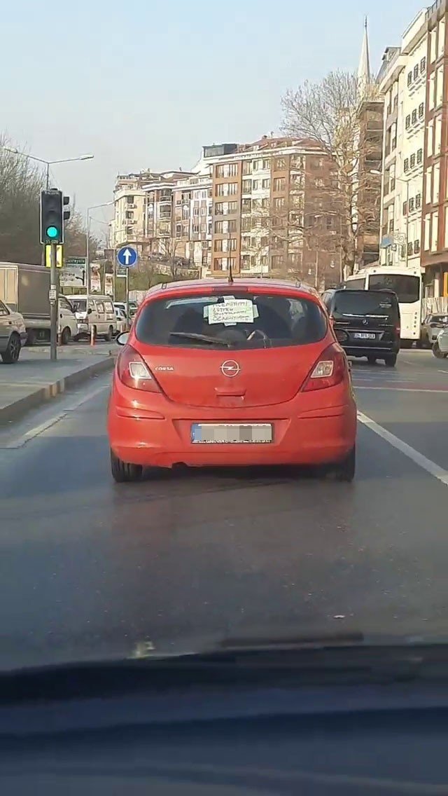 Aracına "Acemiyim, Lütfen Sıkıştırmayın Öğreniyorum" Yazdı, Trafiğe Çıktı