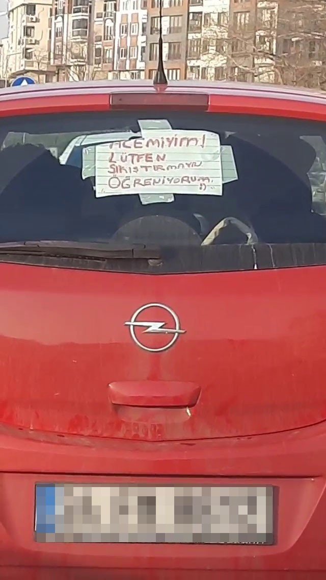 Aracına "Acemiyim, Lütfen Sıkıştırmayın Öğreniyorum" Yazdı, Trafiğe Çıktı