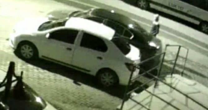 Ataşehir’de Otomobillerden Hırsızlık Yapan 2 Şüpheli Yakalandı