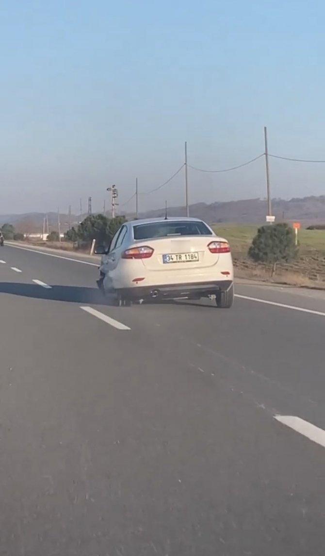 Parçalanmış Lastikleri Ve Yerdeki Tampon İle Yoluna Devam Etti