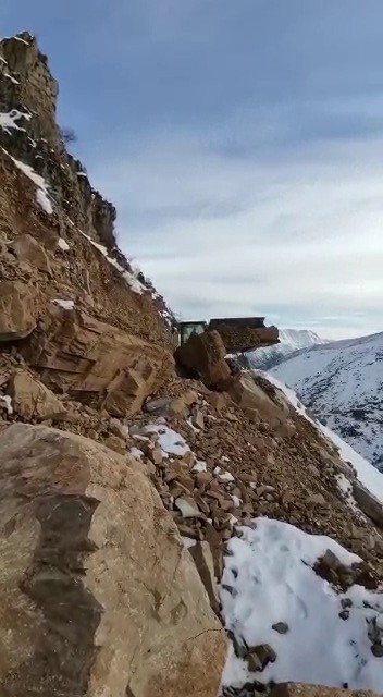Batman’da Heyelan Nedeniyle Kapanan Köy Yolu Ulaşıma Açıldı