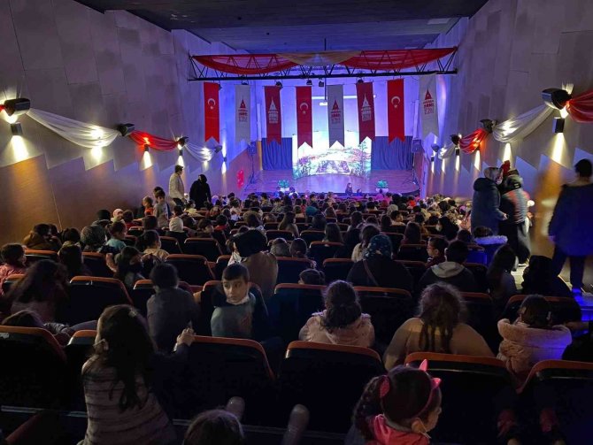 Beyoğlu’nda 8 Bin Öğrenci ’Karne Tiyatrosu’nda Buluştu