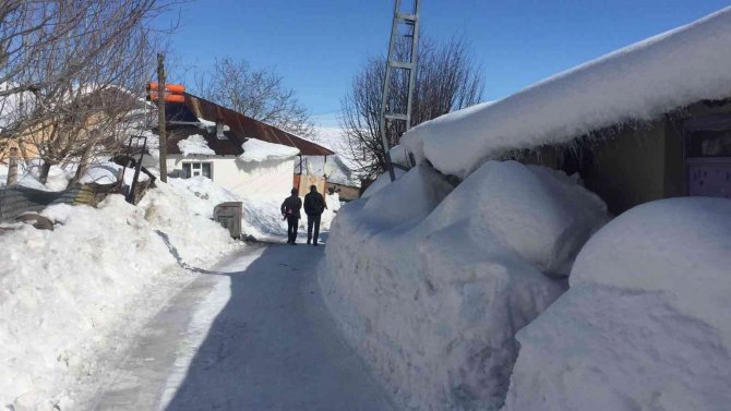Karlıova’da Evler Kar Altında