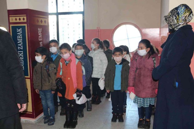 Tatvan’da Yarıyıl Tatilinin Ardından Okullar Yeniden Açıldı