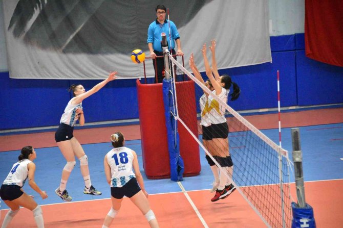 "Bizim Kızlar" İ̇zmit Spor’u 3-2 Yendi
