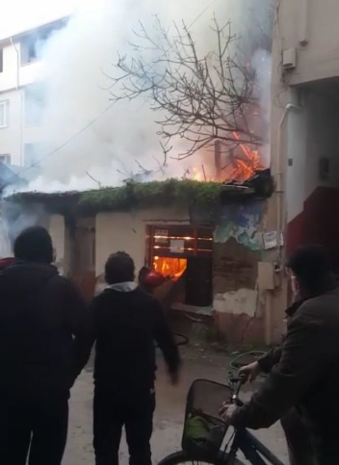 Bursa’da Tek Katlı Ev Alevlere Teslim Oldu