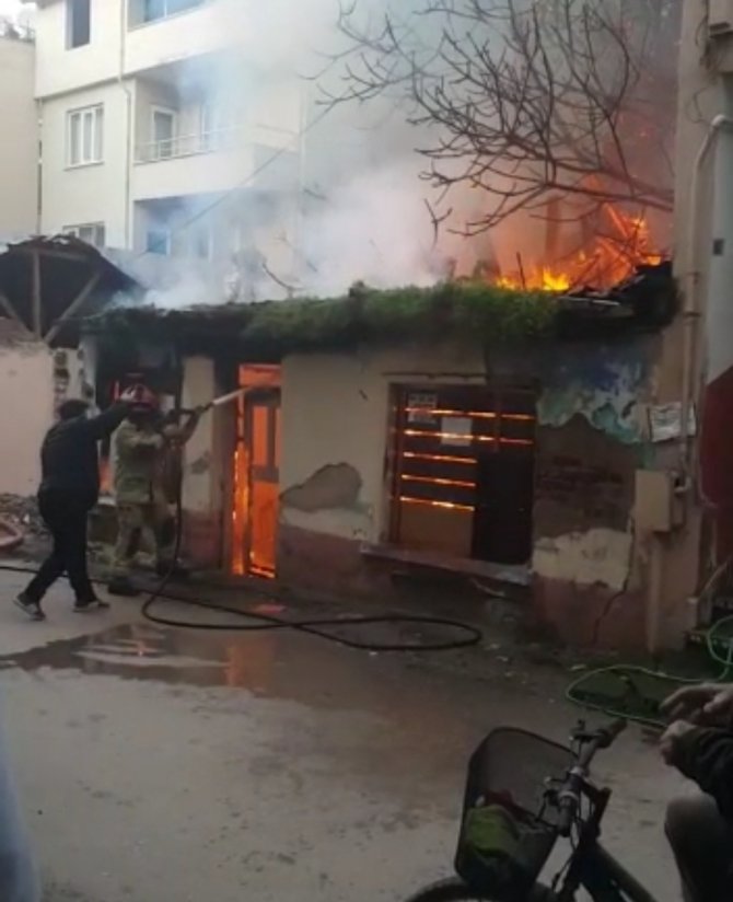 Bursa’da Tek Katlı Ev Alevlere Teslim Oldu