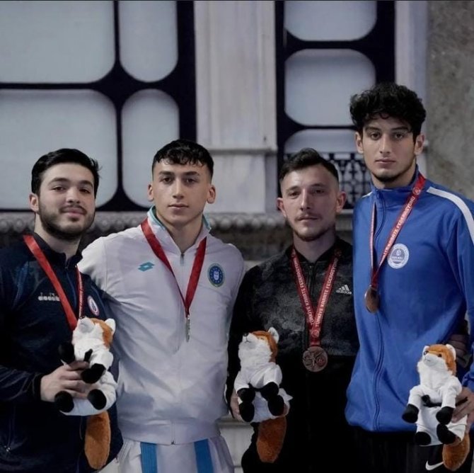 Bursa Büyükşehir Belediyesporlu Karateciler Kürsüyü Es Geçmedi