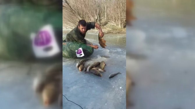 Buz Altından Elle Balık Çıkarıyor