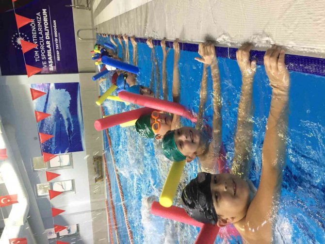 Biga Belediyesi İle Kışın Güvenle Yüzme Öğreniyorlar