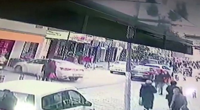 Çekmeköy’de Direksiyon Başında Baygınlık Geçiren Sürücü Önce Yayaya Çarptı Sonra Dükkana Daldı