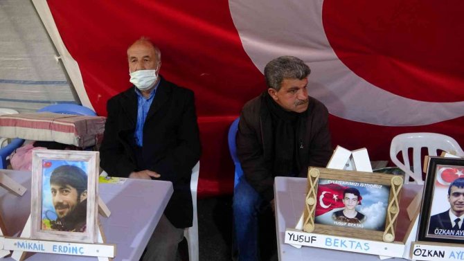 Hdp Önünde Kardeşinin Yolunu Gözleyen Abla Zekiye Bozdağ: "Ölüsü Veya Dirisini Onlardan Alana Kadar Bu Çadırı Bırakmayacağım"