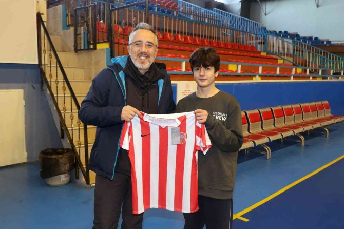 Başkan Gençlerle Futsal Oynadı