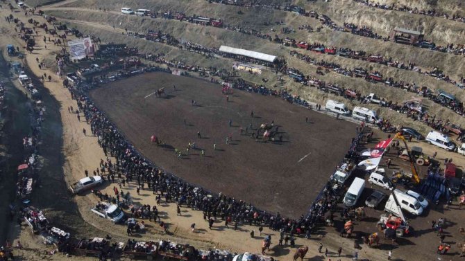 Kıyasıya Mücadele Eden Pehlivan Devler Arenayı Isıttı