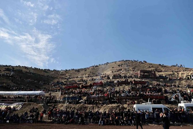 Kıyasıya Mücadele Eden Pehlivan Devler Arenayı Isıttı