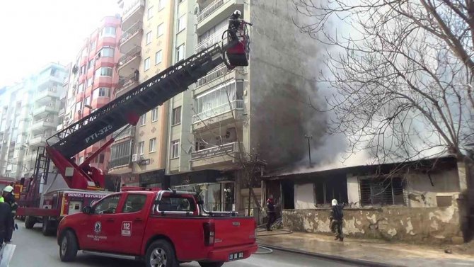 Isınmak İçin Ateş Yakılan Metruk Ev Alevlere Teslim Oldu