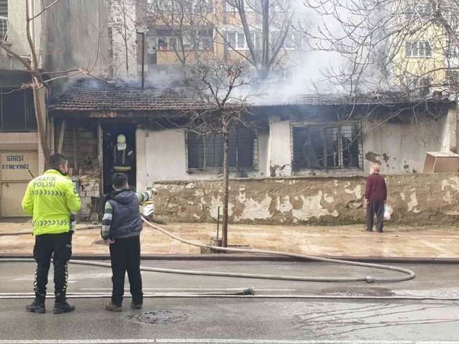 Isınmak İçin Ateş Yakılan Metruk Ev Alevlere Teslim Oldu