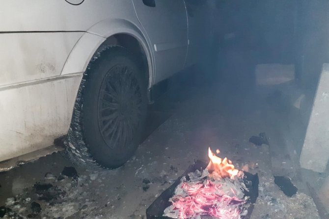 Dondurucu Soğuklardan Aracını Korumak İçin Tenekede Ateş Yakıyor