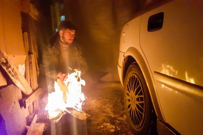 Dondurucu Soğuklardan Aracını Korumak İçin Tenekede Ateş Yakıyor