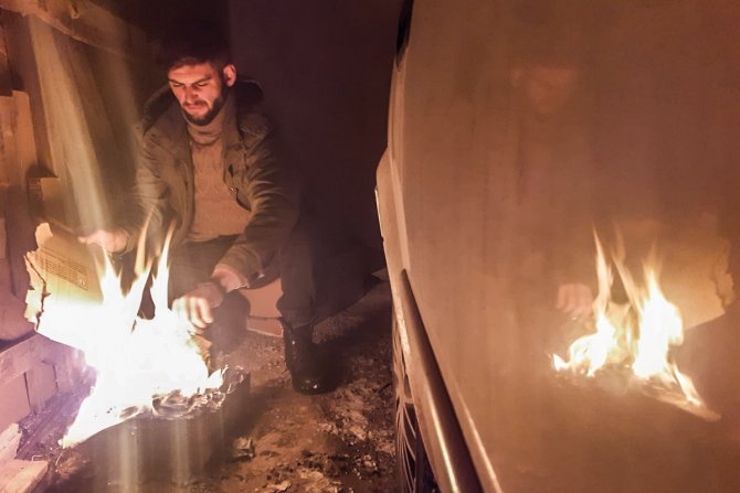 Dondurucu Soğuklardan Aracını Korumak İçin Tenekede Ateş Yakıyor