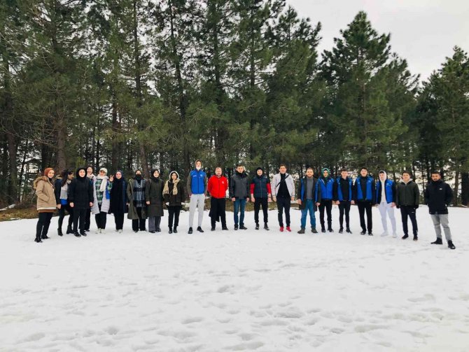Düzce’de Gençler Doğal Parkurda Yürüyüş Yaptı
