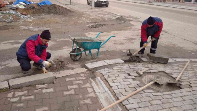 Karda Bozulan Yollar Tamir Ediliyor