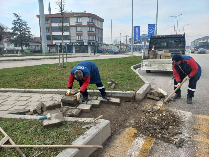 Karda Bozulan Yollar Tamir Ediliyor