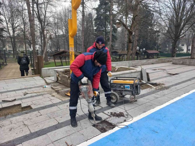 Karda Bozulan Yollar Tamir Ediliyor