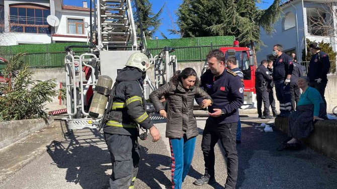 Lojman Binasında Yangın Çıktı, Ekipler Vatandaşları Kurtarmak İçin Seferber Oldu