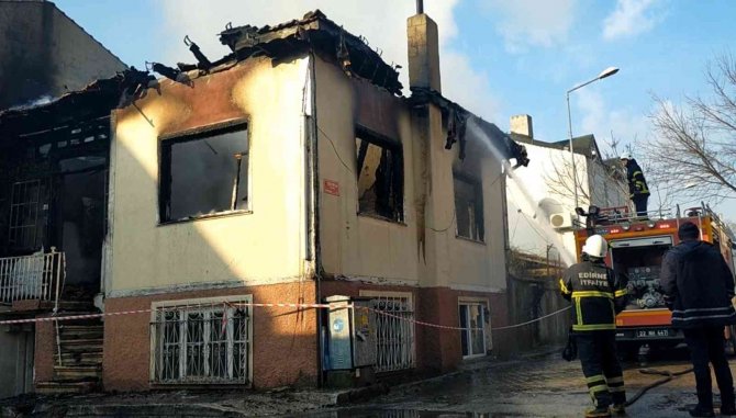 Tarihi Ev Yangında Küle Döndü