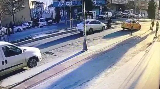 Yoldan Karşıya Geçmek İsteyen Çifte Araba Çarptı; O Anlar Kameraya Yansıdı