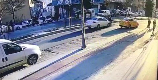 Yoldan Karşıya Geçmek İsteyen Çifte Araba Çarptı; O Anlar Kameraya Yansıdı
