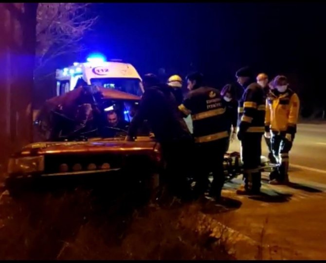 Ağaca Çarpan Otomobilde Sıkışan Sürücüyü İtfaiye Kurtardı