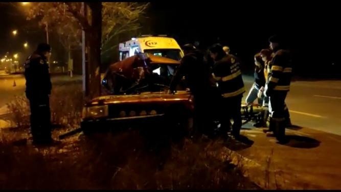 Ağaca Çarpan Otomobilde Sıkışan Sürücüyü İtfaiye Kurtardı