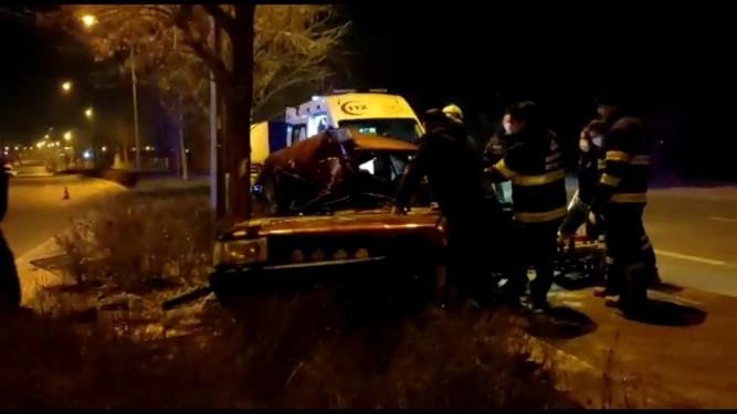 Ağaca Çarpan Otomobilde Sıkışan Sürücüyü İtfaiye Kurtardı