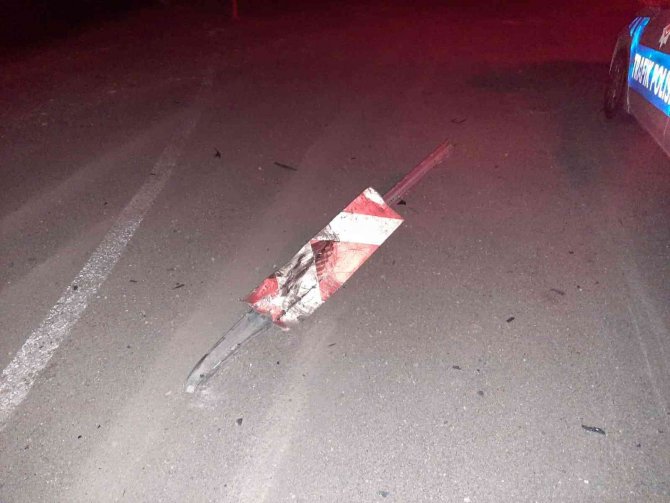 Uyarı Levhasına Çarpan Araç Şarampole Uçtu: 2 Yaralı