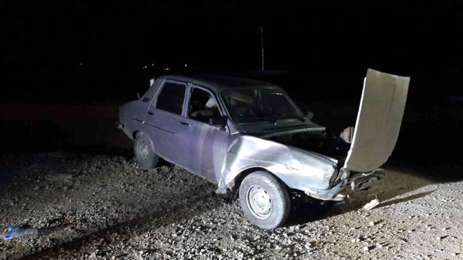 Uyarı Levhasına Çarpan Araç Şarampole Uçtu: 2 Yaralı