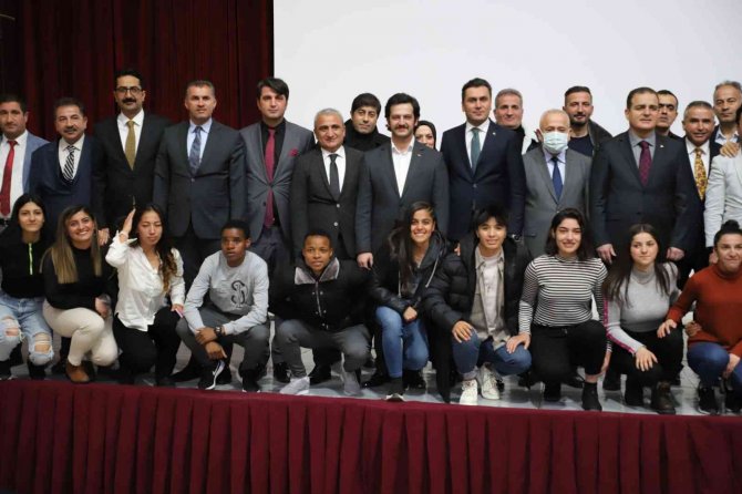 Hakkari Valisi Akbıyık’a Yılın Altın Onur Ödülü Verildi