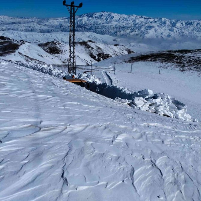 6 Metrelik Kar Tünellerinde Zorlu Çalışma