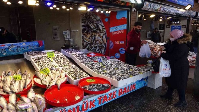 İ̇ğneada’dan Gelen Hamsi Trabzon’da 25 Tl’den Alıcı Buluyor