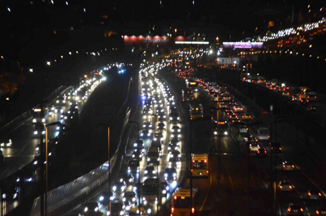 İ̇stanbul’da İlk İş Gününde Trafik Yoğunluğu