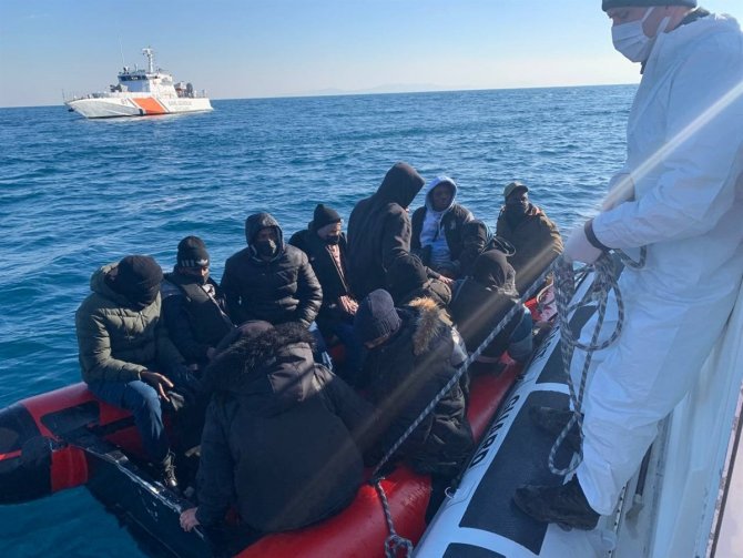 İ̇zmir Açıklarında 80 Göçmen Yakalandı, 45 Göçmen De Kurtarıldı