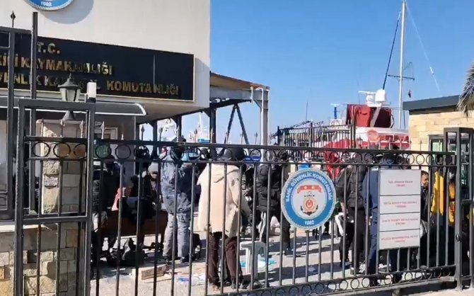 İ̇zmir Açıklarında 80 Göçmen Yakalandı, 45 Göçmen De Kurtarıldı