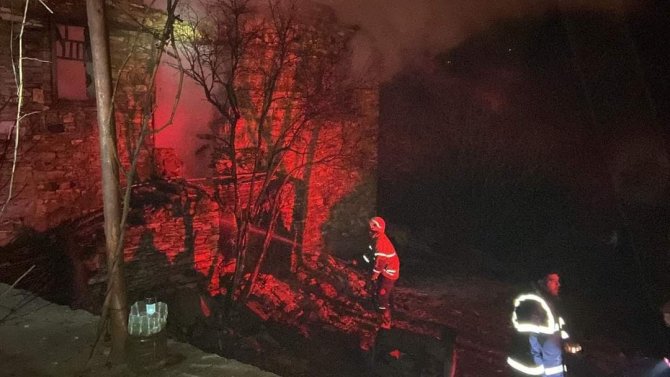 İ̇zmir’de Müstakil Taş Ev Çıkan Yangında Çöktü: 1 Ölü