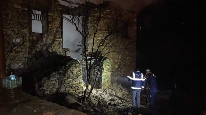 İ̇zmir’de Müstakil Taş Ev Çıkan Yangında Çöktü: 1 Ölü