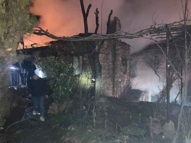 İ̇zmir’de Müstakil Taş Ev Çıkan Yangında Çöktü: 1 Ölü