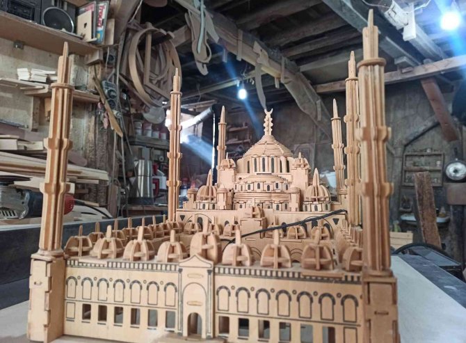 Sultanahmet Camii’nin Ahşap Maketini Yaptı