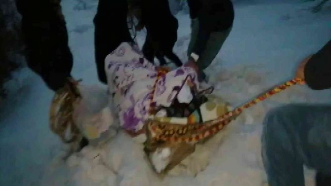 Hastayı Tahta Kızak İle Ambulansa Ulaştırdılar